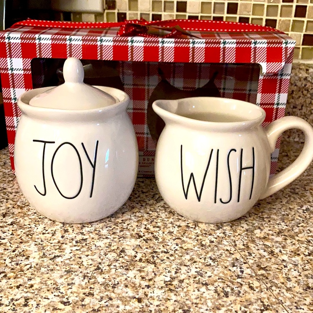 RAE DUNN holiday sugar/creamer set